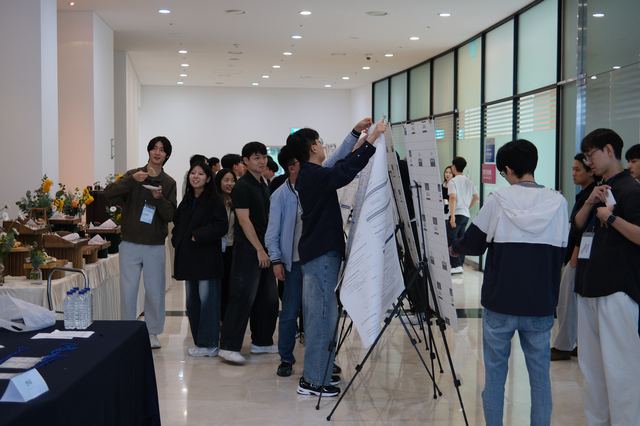 Putting the posters up · 포스터 설치